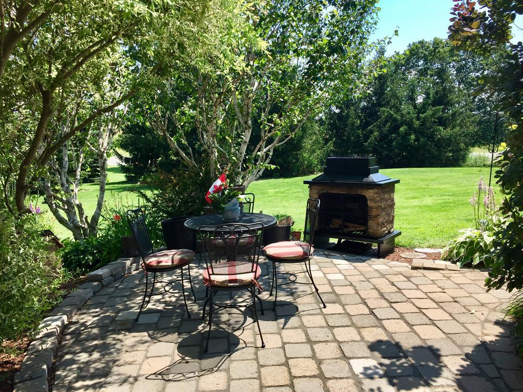 Serenity Ranch Bed & Breakfast Ancaster Exterior photo